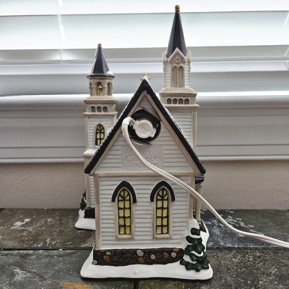 Carole Towne Owen Chapel 2002 •Lighted Church w/ Cord • Lemax Manufactured • Box